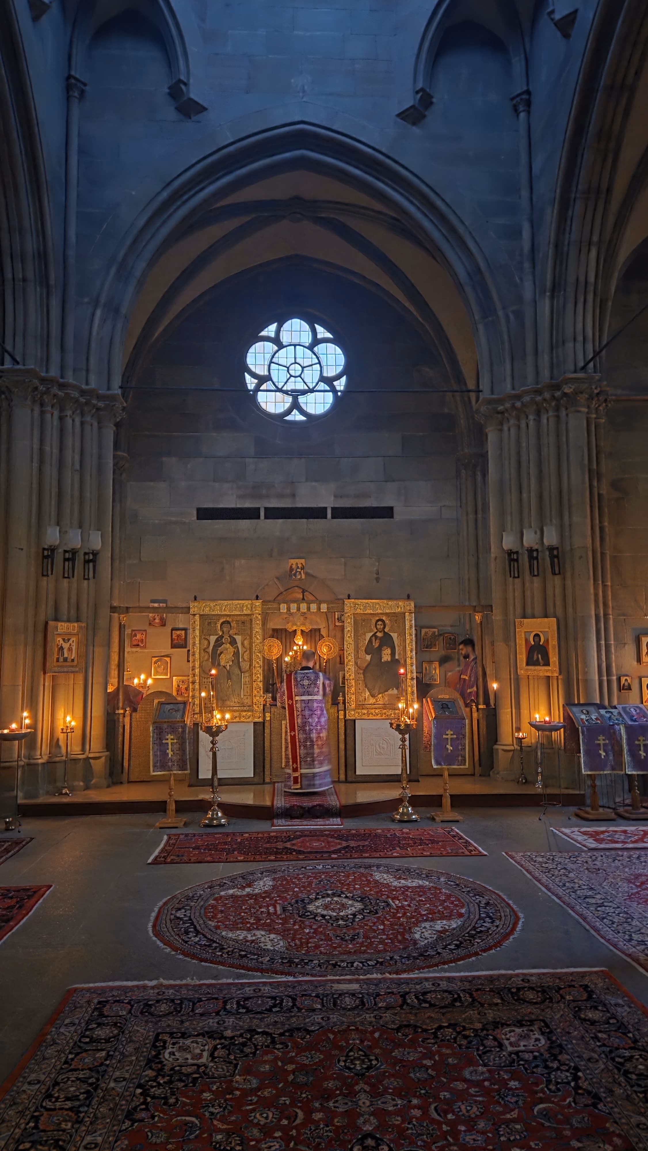Gebet und brennende Kerzen während der orthodoxen Göttlichen Liturgie